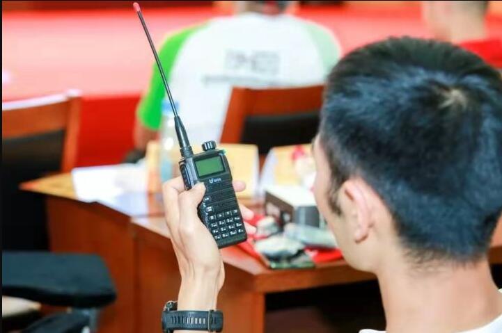 帶收音機坐飛機，能夠全程監聽到機組人員與地面的通話嗎？
